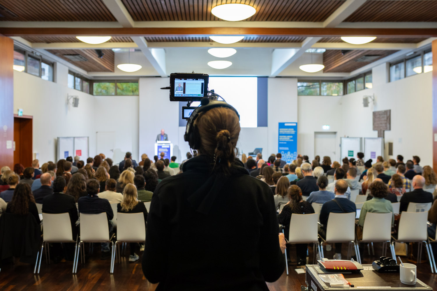 Blick auf die Bühne mit Publikum